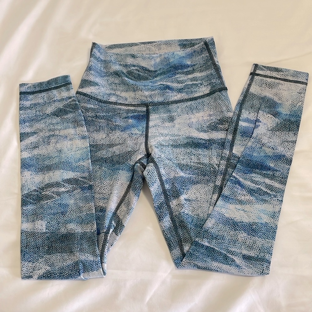 Size 2 Lululemon full length leggings in blue/white pattern, like new